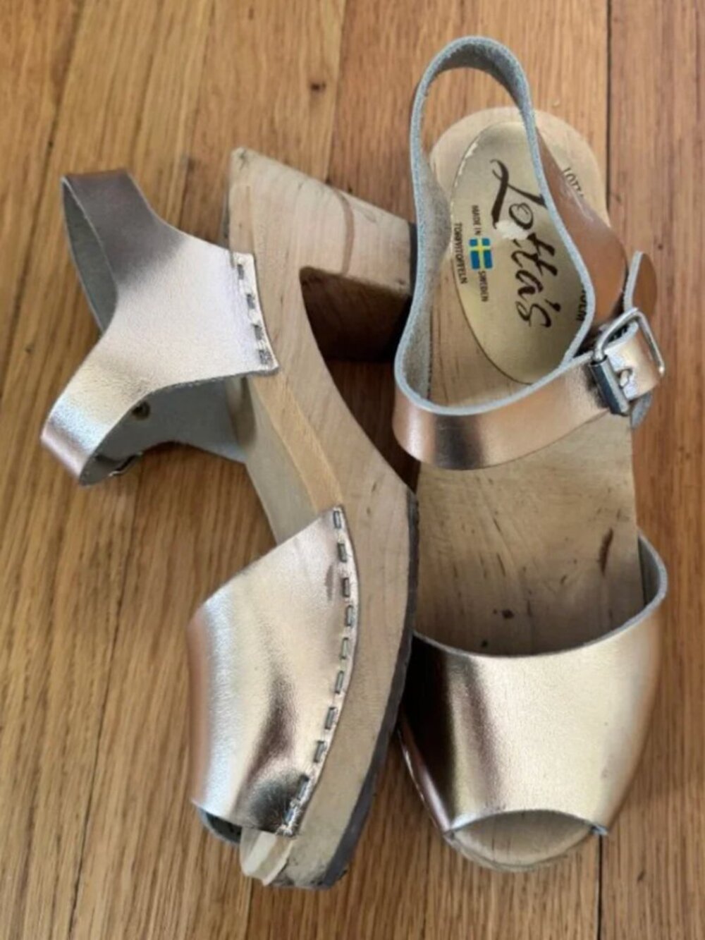 Lotta From Stockholm Highwood Peep-Toe Clogs – Metallic Rose Gold – 8